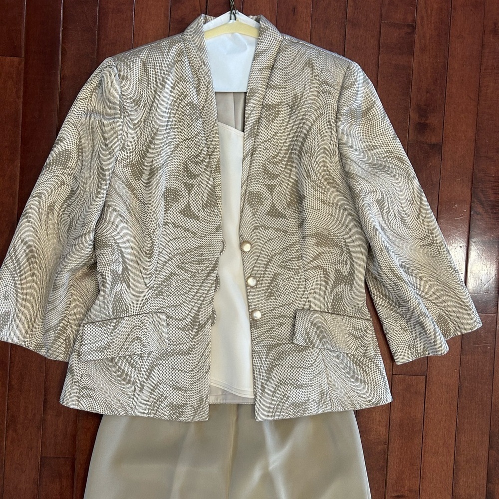 Flores & Flores Women's 100% Silk Beige Three Piece Pantsuit Size 6 - Picture 2 of 15